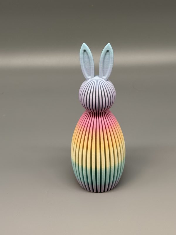 Gerippte dekorative Osterhasen in Orange, Grau, Rosa und Grün in verschiedenen Größen