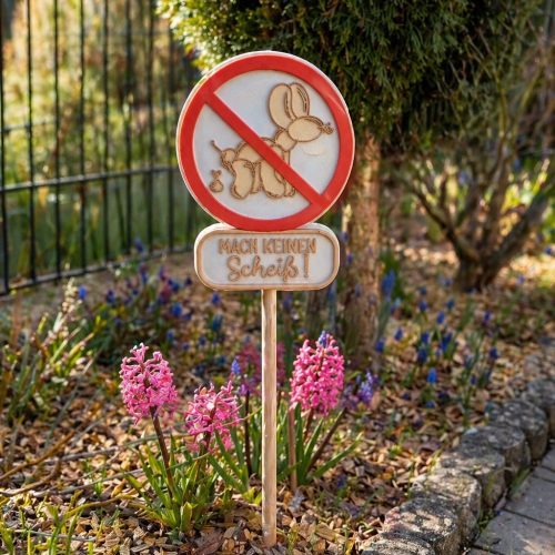 IMG_1633 Humorvolles Gartenschild mit rotem Verbotssymbol, Luftballonhund und Schriftzug im Blumenbeet