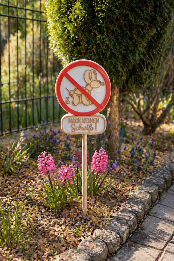 IMG_1633 Humorvolles Gartenschild mit rotem Verbotssymbol, Luftballonhund und Schriftzug im Blumenbeet