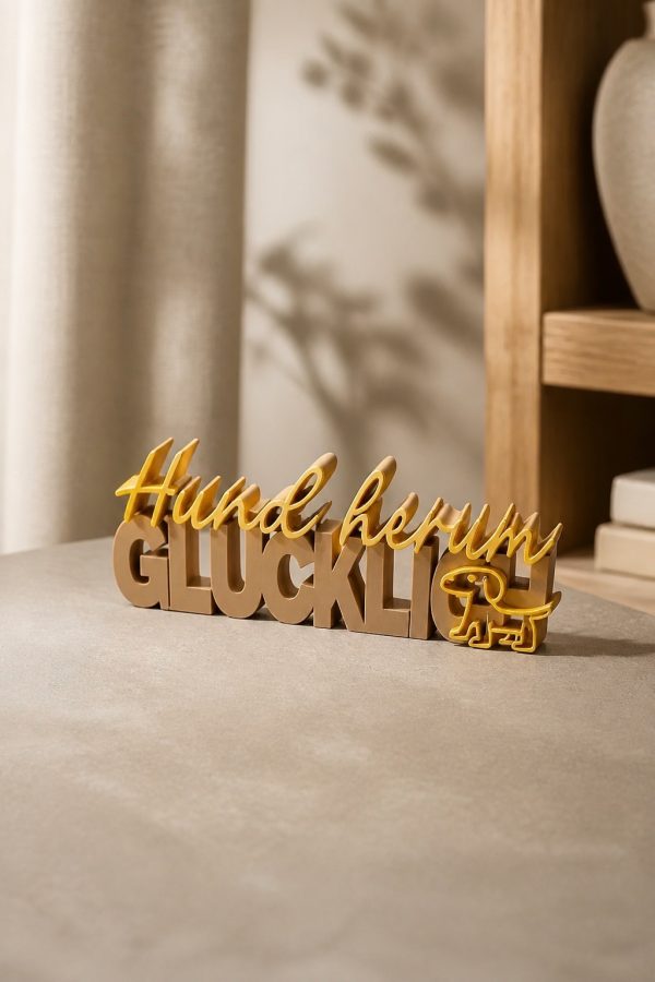 3D-gedruckter Schriftzug „Hund herum Glücklich“ in Caramel mit gelber Schreibschrift und Hundesilhouette