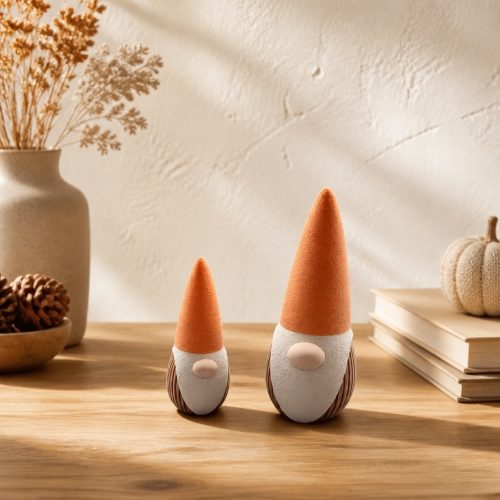 IMG_2838 Mio und Mino, zwei dekorative Herbst-Gnome mit hohen Zipfelmützen in gedeckten Farben