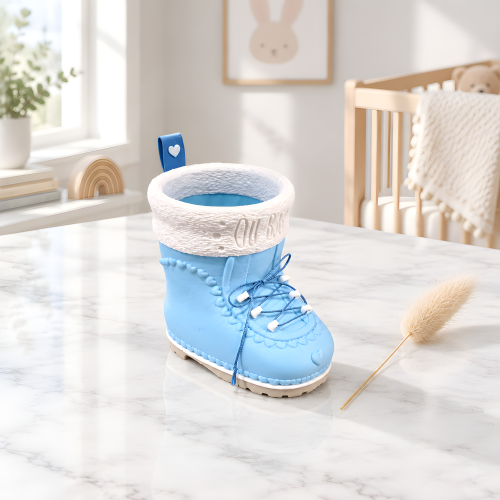 Dekorativer Baby-Schuh in Ice Blue mit Schnürung, Herzdetail und strukturierter heller Manschette